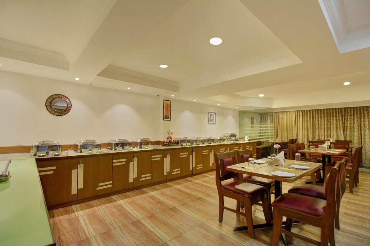 Monarch Brigade Road Hotel Bangalore Bagian luar foto