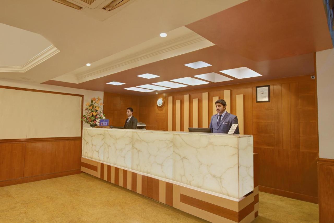 Monarch Brigade Road Hotel Bangalore Bagian luar foto