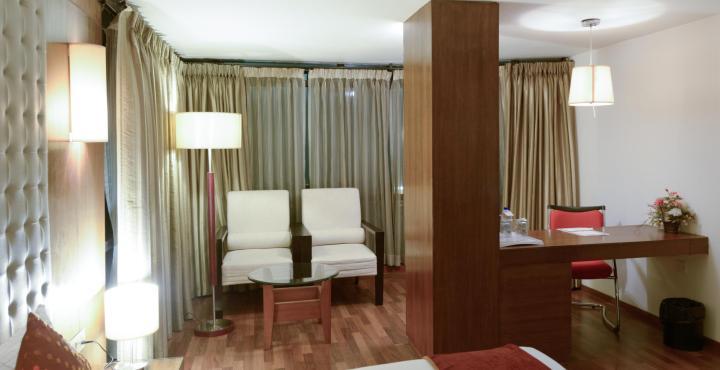 Monarch Brigade Road Hotel Bangalore Bagian luar foto