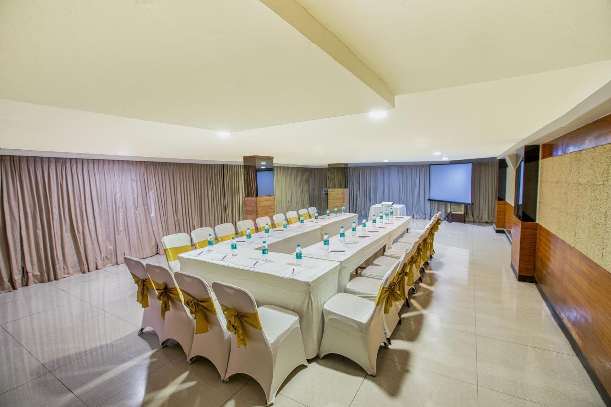 Monarch Brigade Road Hotel Bangalore Bagian luar foto
