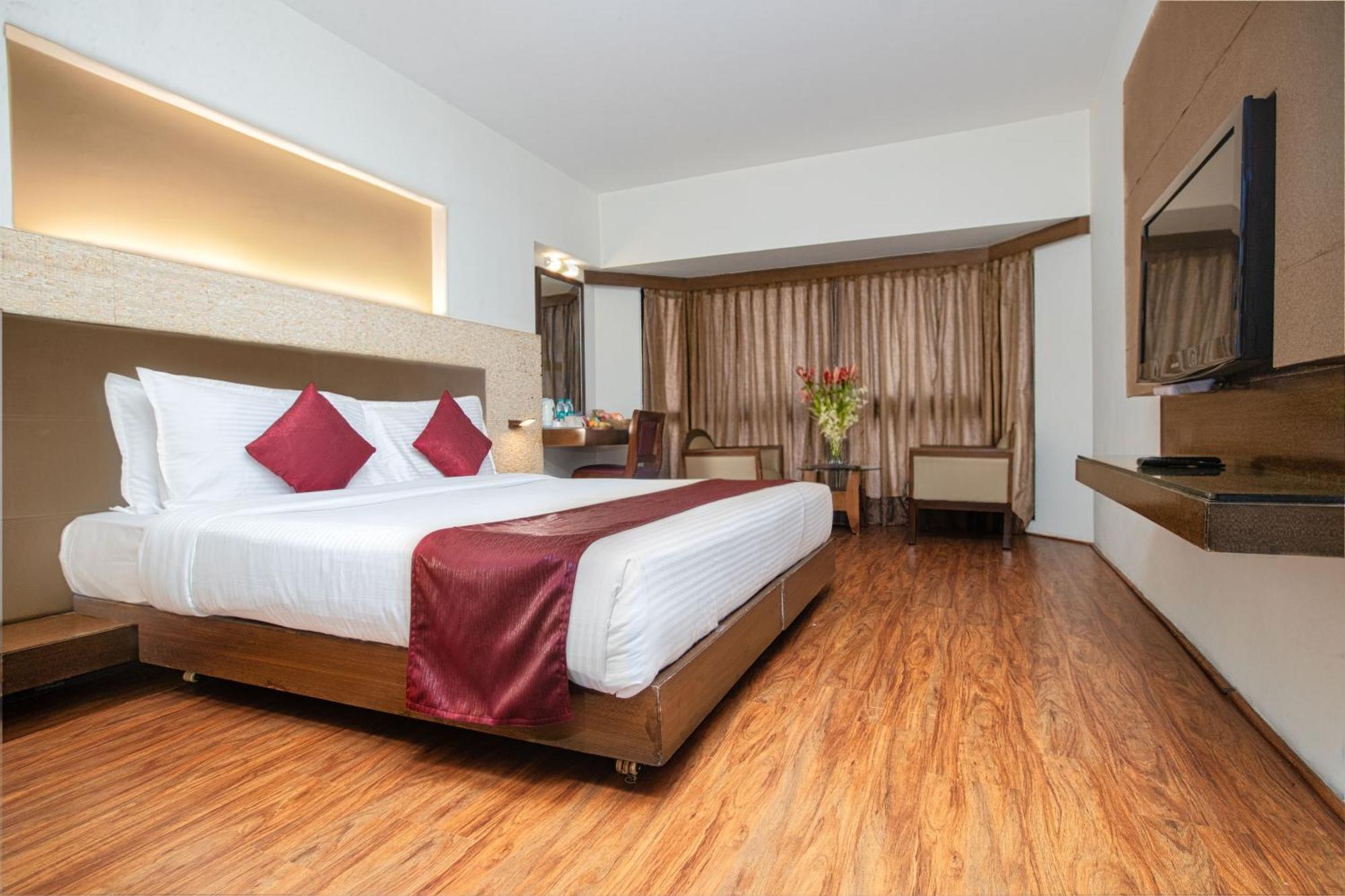 Monarch Brigade Road Hotel Bangalore Bagian luar foto