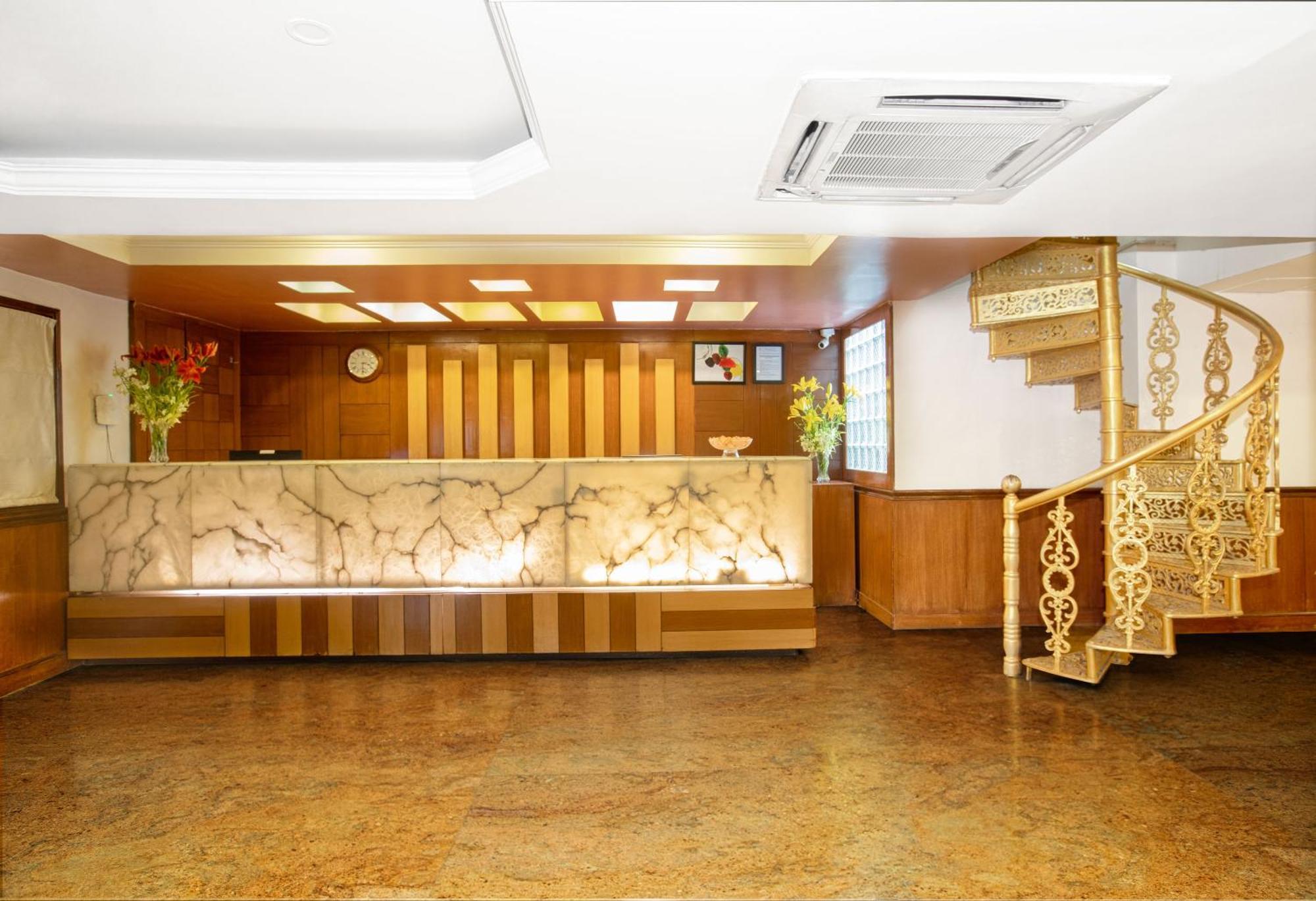 Monarch Brigade Road Hotel Bangalore Bagian luar foto