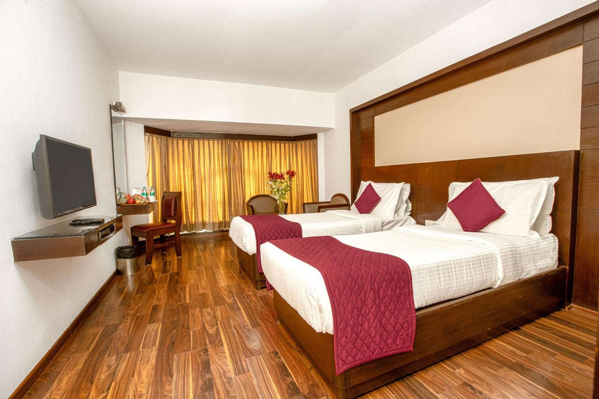 Monarch Brigade Road Hotel Bangalore Bagian luar foto