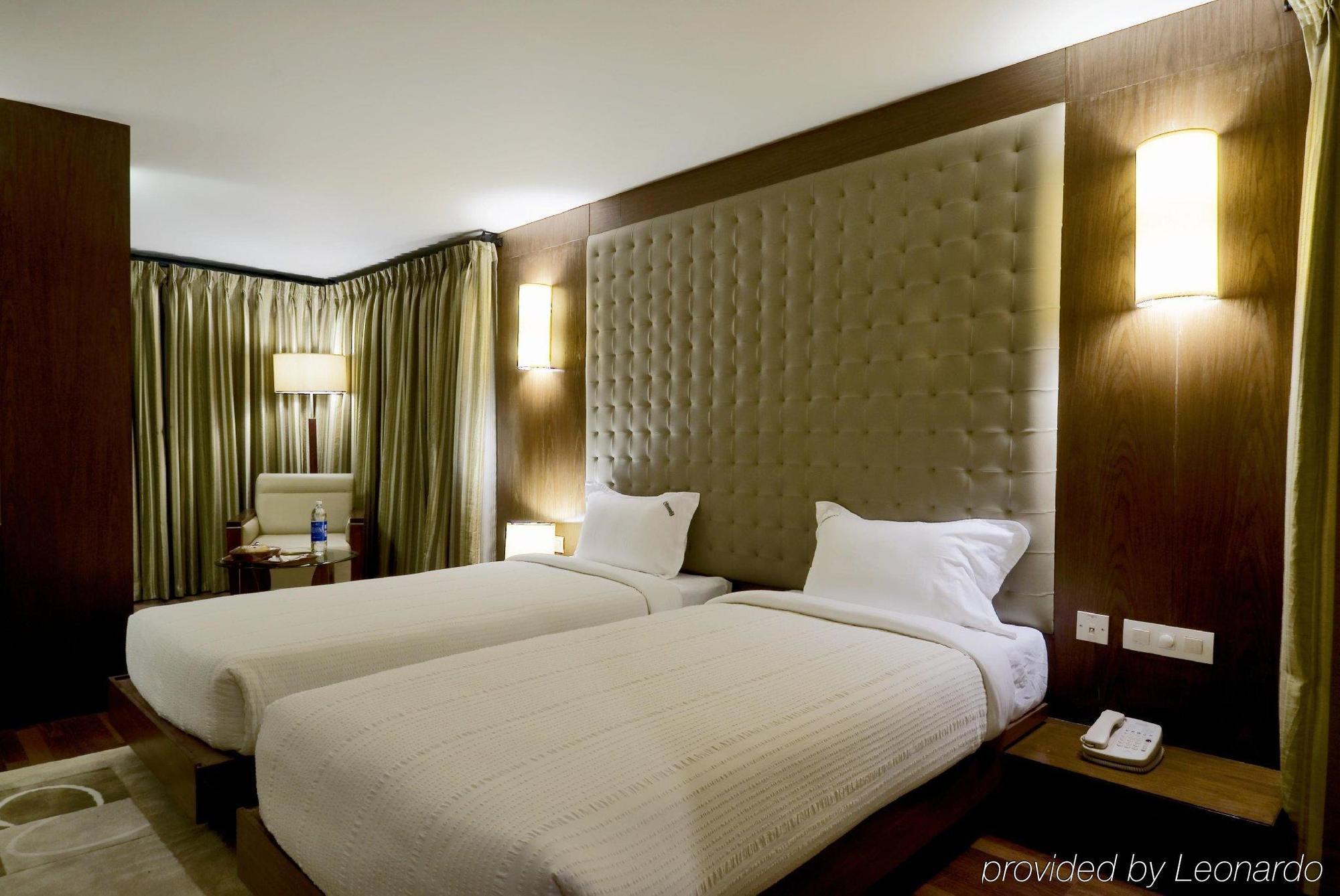 Monarch Brigade Road Hotel Bangalore Bagian luar foto