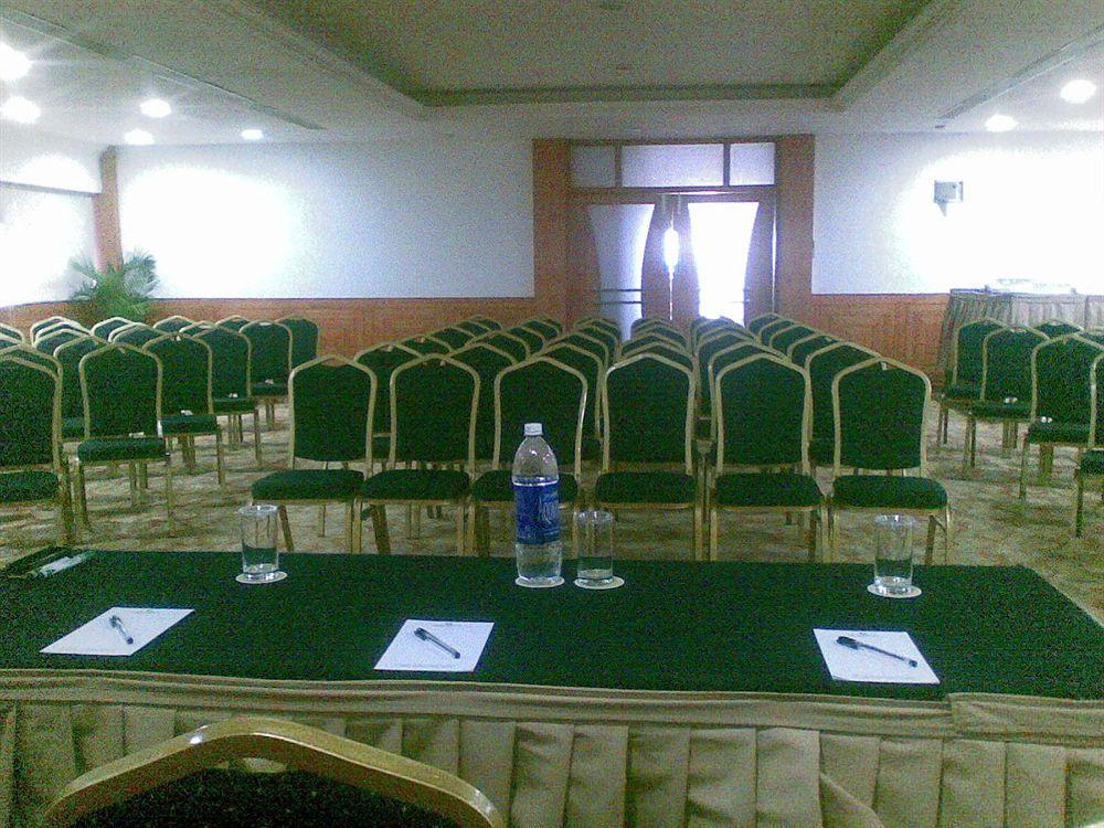 Monarch Brigade Road Hotel Bangalore Bagian luar foto