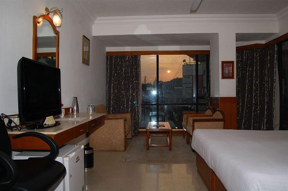 Monarch Brigade Road Hotel Bangalore Bagian luar foto