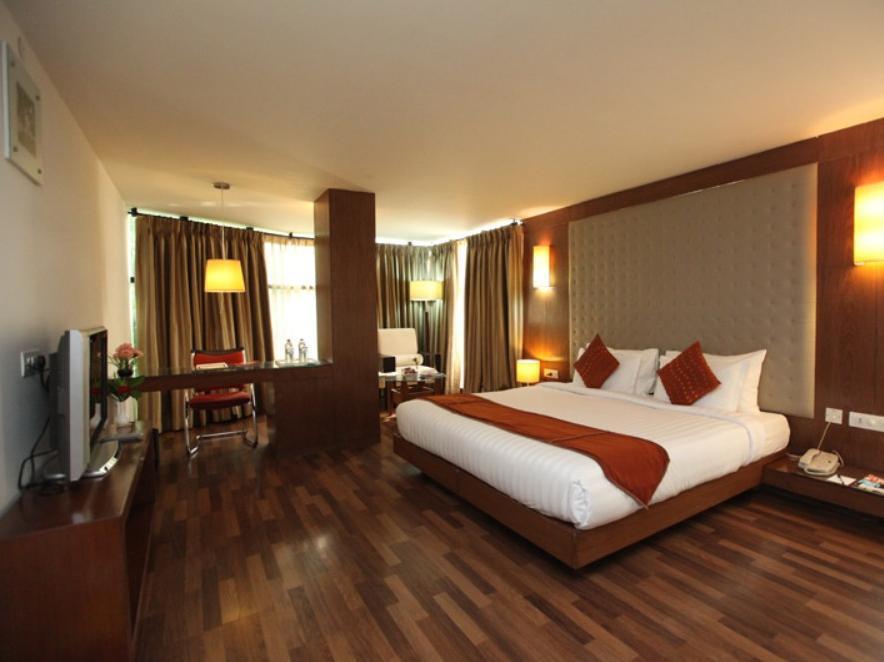 Monarch Brigade Road Hotel Bangalore Bagian luar foto